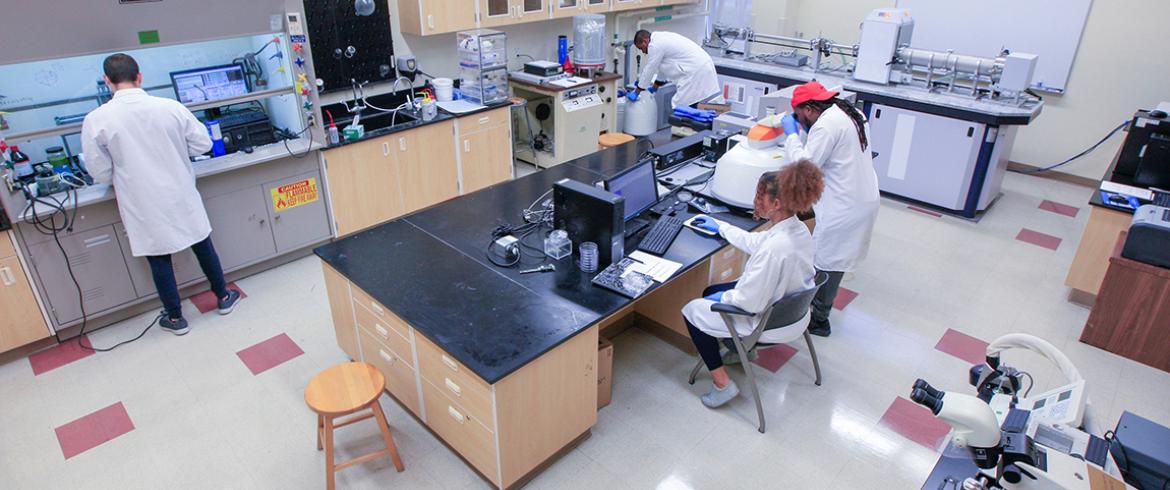 photo of engineering graduate students in lab at FAMU-FSU College of Engineering