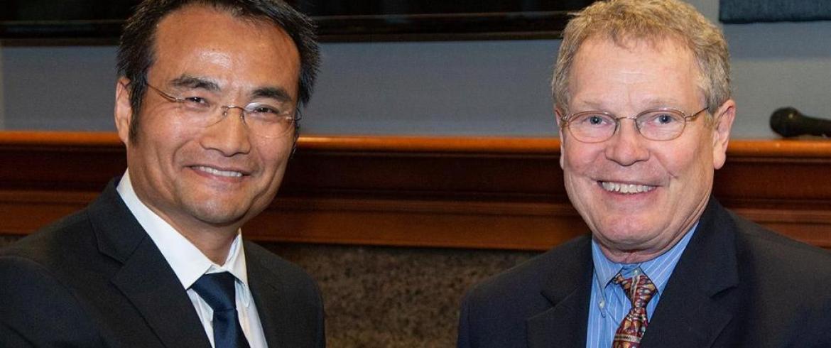 Eric Hellstrom, Ph.D. gives Lin Xiang Sun the Chair's Service Award during the 2019 Department of Mechanical Engineering Alumni Awards Banquet.